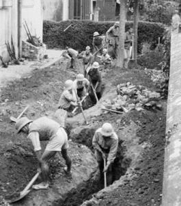 Chủ động tiến công và ngăn chặn, kìm chân địch